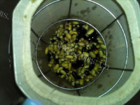 美味的薏米黑黄豆浆做法图解6)