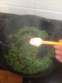 家常菜肉末四季豆做法图解6)