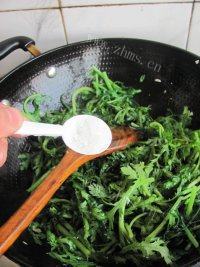 诱人的蒜泥茼蒿做法图解5)