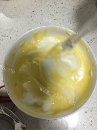 唇齿留香的戚风蛋糕做法图解3)