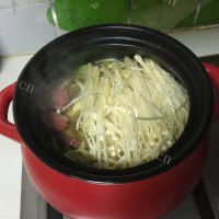 美味的麻辣肠砂锅做法图解9)