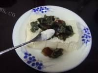 香喷喷的香辣皮蛋拌豆腐做法图解5)