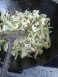 简单的素炒花菜做法图解6)