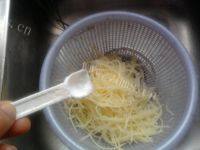 口感好的青椒土豆丝做法图解3)