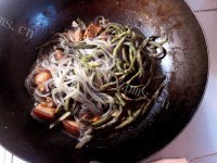 家常菜红烧肉炖干豆角做法图解7)