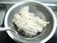 家常菜金针菇培根卷做法图解4)