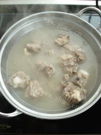 美味的浓香骨汤豆腐火锅做法图解5)