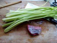 爽口芹菜炒牛肉做法图解1)