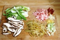 好吃的香菇榨菜肉丝炒面做法图解1)