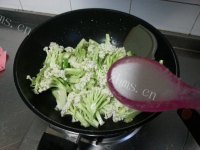 酱油炒菜花做法图解3)