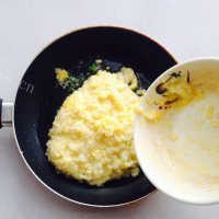 清淡的青豆炒饭做法图解7)
