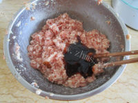 美味的荠菜鲜肉馄饨做法图解4)
