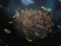 质嫩爽口的芹菜炒牛肉做法图解6)