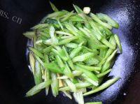 一绝的芹菜炒鸡蛋做法图解7)