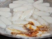 自制虾仁炒年糕做法图解8)