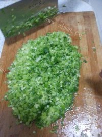 美味的芹菜猪肉饺做法图解1)