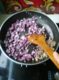 美味黑椒鸡腿蘑菇披萨做法图解9)