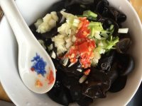 美味的凉拌黑木耳做法图解5)