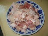 家常菜毛豆烧肉做法图解1)