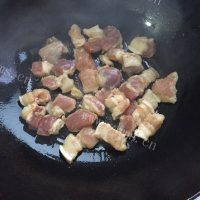 美味的土豆焖五花肉做法图解5)