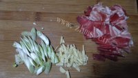 家常菜五花肉炒荷兰豆做法图解2)