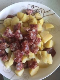 好吃的土豆腊肉焖饭做法图解1)