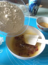 美味的家庭自制蔓越梅饼干做法图解5)