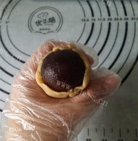自制广式蛋黄月饼做法图解10)