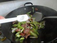 家常菜腊肠炒芹菜做法图解10)