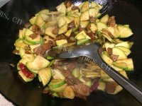 家常菜角瓜炒肉做法图解7)