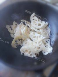 简单美味的莲藕炒肉做法图解3)