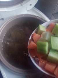 好吃的青红萝卜煲牛腩做法图解7)
