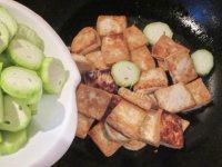 家常菜丝瓜炒豆腐做法图解5)