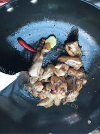 口感丰富的小鸡蘑菇炖粉条做法图解6)