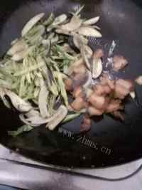 热腾腾的豆角茄子做法图解4)