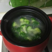 美味的麻辣肠砂锅做法图解4)