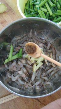 很有食欲的干炸小河虾做法图解3)