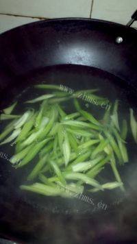 芹菜炒胡萝卜自制做法图解5)