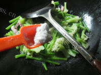 美味的咸肉空心菜梗炒花菜的做法图解五