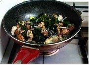 美味的蛤蜊莲藕海带汤做法图解3)