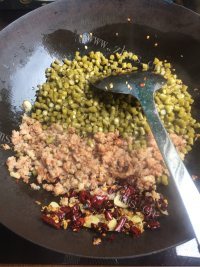 家常菜酸豇豆炒肉末做法图解10)