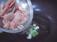 木耳炒芹菜自制做法图解4)
