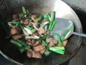 美味蒜苗炒回锅肉做法图解4)