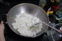 美味的酱油炒饭做法图解3)