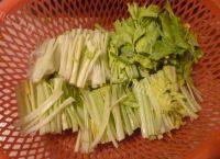 家常菜肉片炒芹菜做法图解3)
