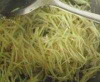 味道香醇的芹菜土豆丝做法图解5)