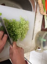 色泽鲜亮的芹菜猪肉饺子做法图解1)