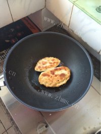 美味的韭菜鸡蛋合子做法图解5)