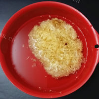 爽口的红枣雪梨炖银耳做法图解2)