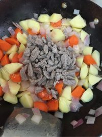 色泽鲜亮的咖喱牛肉饭做法图解2)